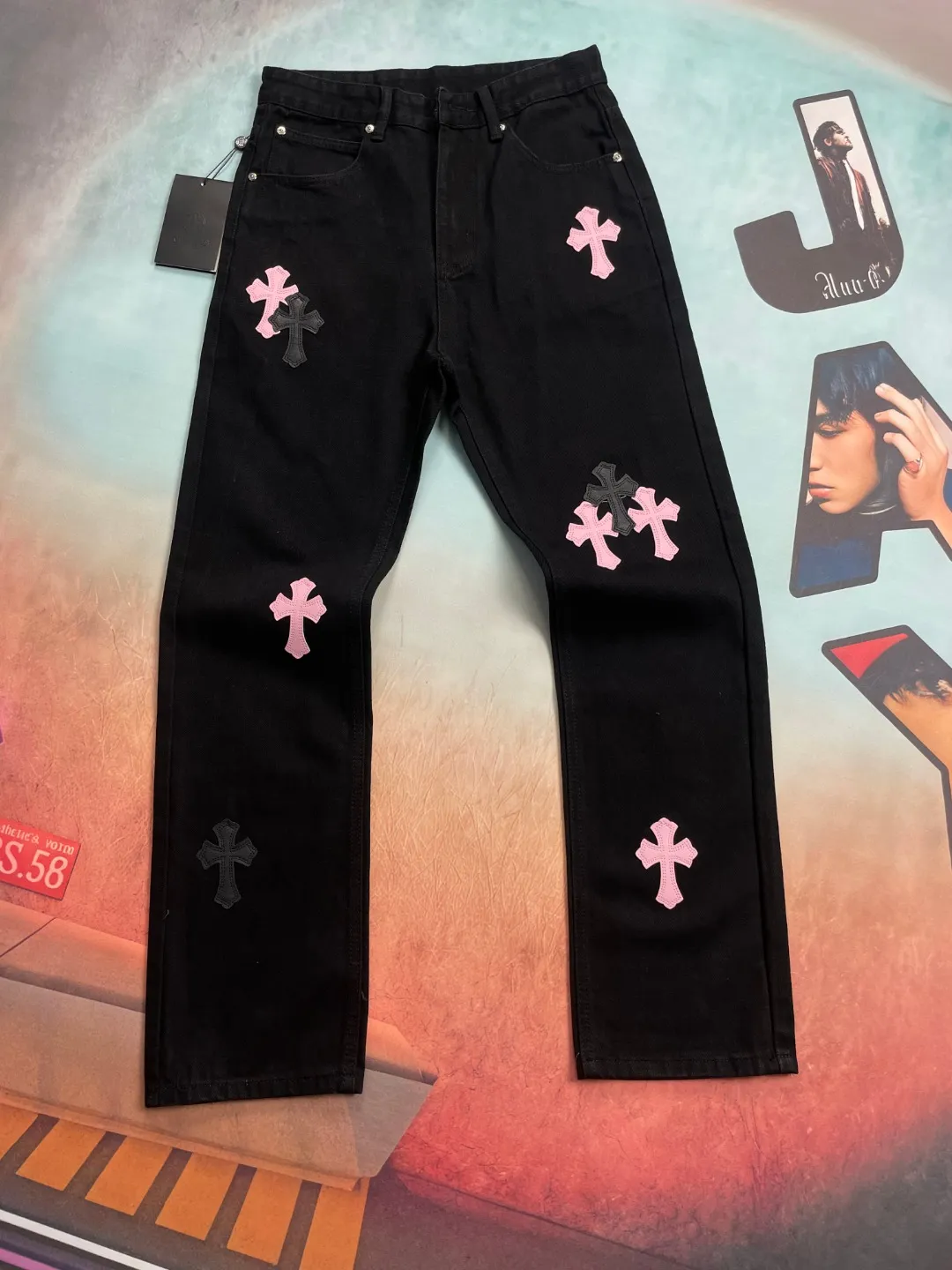 🅿️290 🔘Style No.-KL139 🔘Cro Heart 𝐂𝐡𝐫𝐨𝐦𝐞 𝐇𝐞𝐚𝐫𝐭 CH City Limited Series Sanskrit Cross Patch Leather Jeans [Black Pink]* Black Pink Color - Hong Kong Exclusive Fashion players, Cro Heart Hong Kong City Limited Jeans are now available!  It is a collage of virgin red denim and pink and purple cow tire leather. The unique color scheme is like the intertwining of vitality and romance in Hong Kong. The three-dimensional letters between the hips seem to tell the story of the city. Customized hardware, thick three-dimensional cross stamens, and hand-cut leather washers make the details full of luxury.  Handcrafted and made of environmentally friendly materials, comfort and quality coexist. Owning it is not only an outfit, but also a status symbol. Globally limited edition, don’t miss it.  Size: S M L XL (28.30.32.34) Color: black with black, black with blue, black with pink